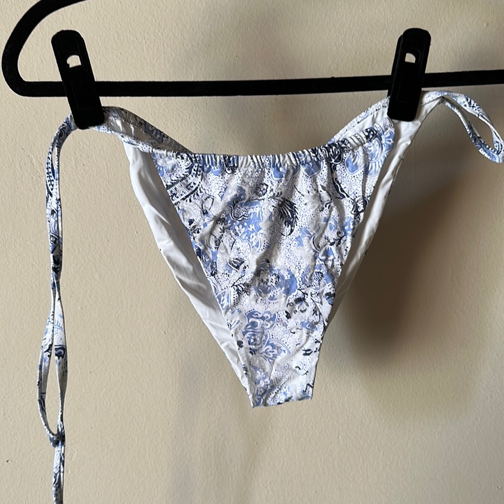 NWT Dippin’ Daisy’s Large String Bikini Bottom👙
